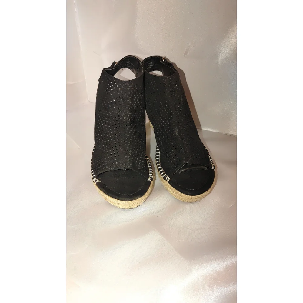 Daisy Fuentes Rory Peep Toe. Wedge Size 10M